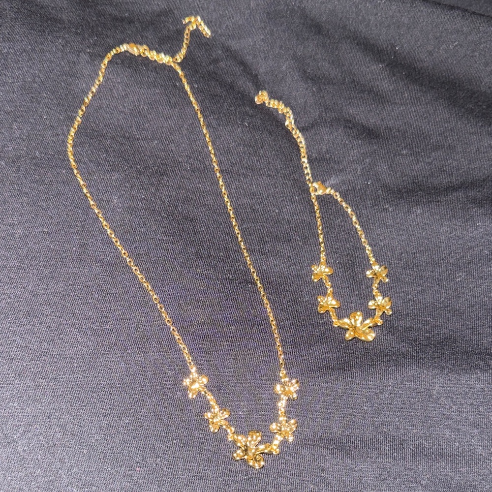 Elegant Gold Floral Necklace